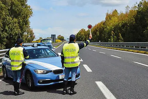 Polizia stradale di Oristano sulla Carlo Felice