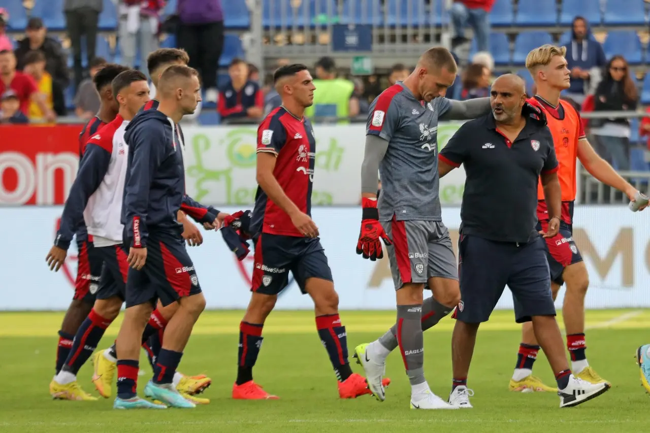 Fabio Liverani con i giocatori rossobl&ugrave; (L'Unione Sarda - Max Solinas)