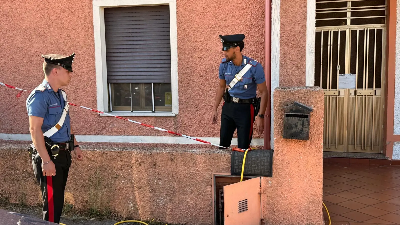 Polizia nella sede dell'associazione Intervol a Buddusò dopo l'omicidio di Marco Pusceddu (foto Silvia Orrù)