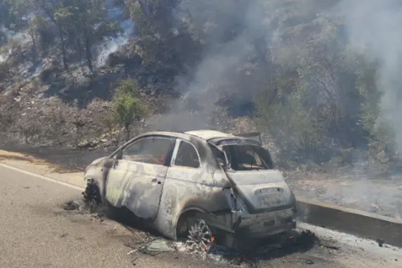 L'auto incendiata che ha innescato il rogo (foto Corpo forestale)