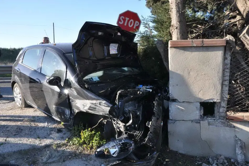 L'auto distrutta dopo l'incidente