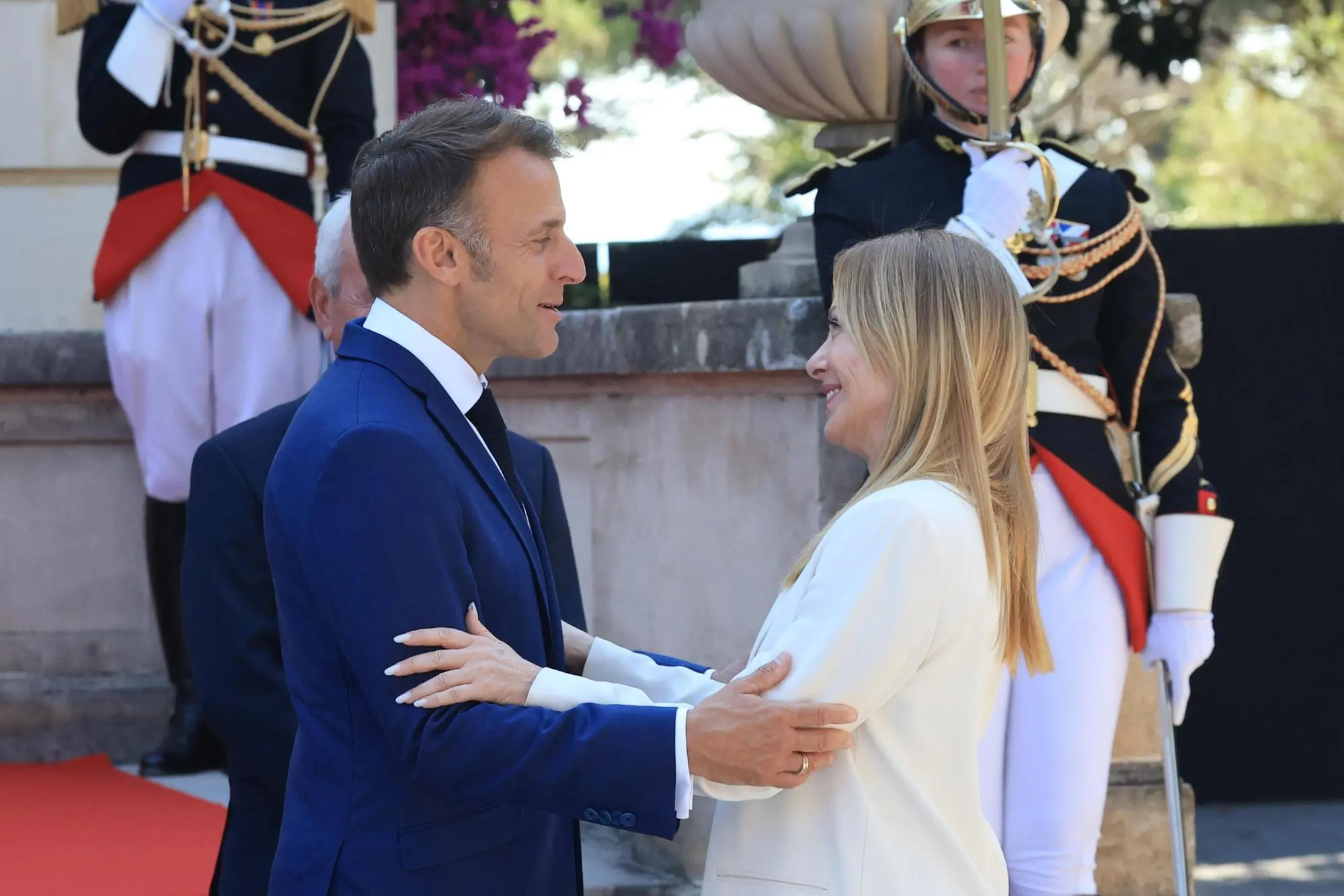 epa13064145 French President Emmanuel Macron (L) welcomes Italian Prime Minister Giorgia Meloni (R) for a Franco-Italian summit at the Villa Eilenroc in Antibes, south of France, 15 June 2026. EPA/Manon Cruz / POOL MAXPPP OUT