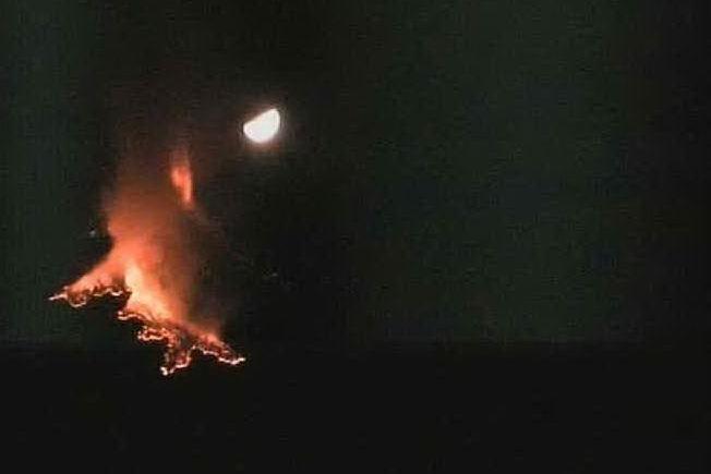 L'Etna torna ad eruttare, spettacolo notturno del vulcano