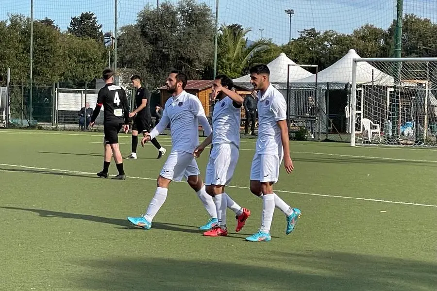 Fabio Argiolas (al centro) esulta per il primo dei quattro gol della Ferrini col Guspini (foto Riccardo Spignesi)