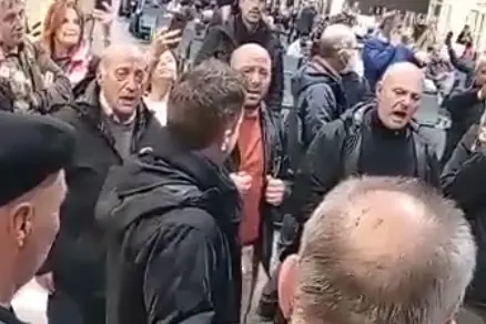 Il Coro di Bitti ha ingannato l'attesa all'Aeroporto di Fiumicino con un'esibizione improvvisata di "Nanneddu meu"