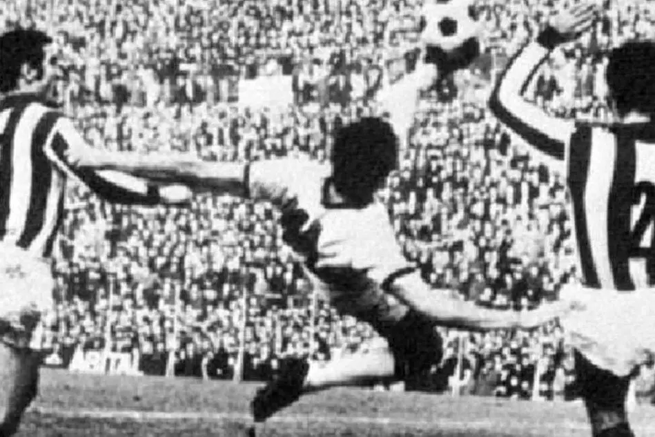 Il goal in rovesciata di Gigi Riva in Vicenza-Cagliari del 18 gennaio 1970 (Ansa)