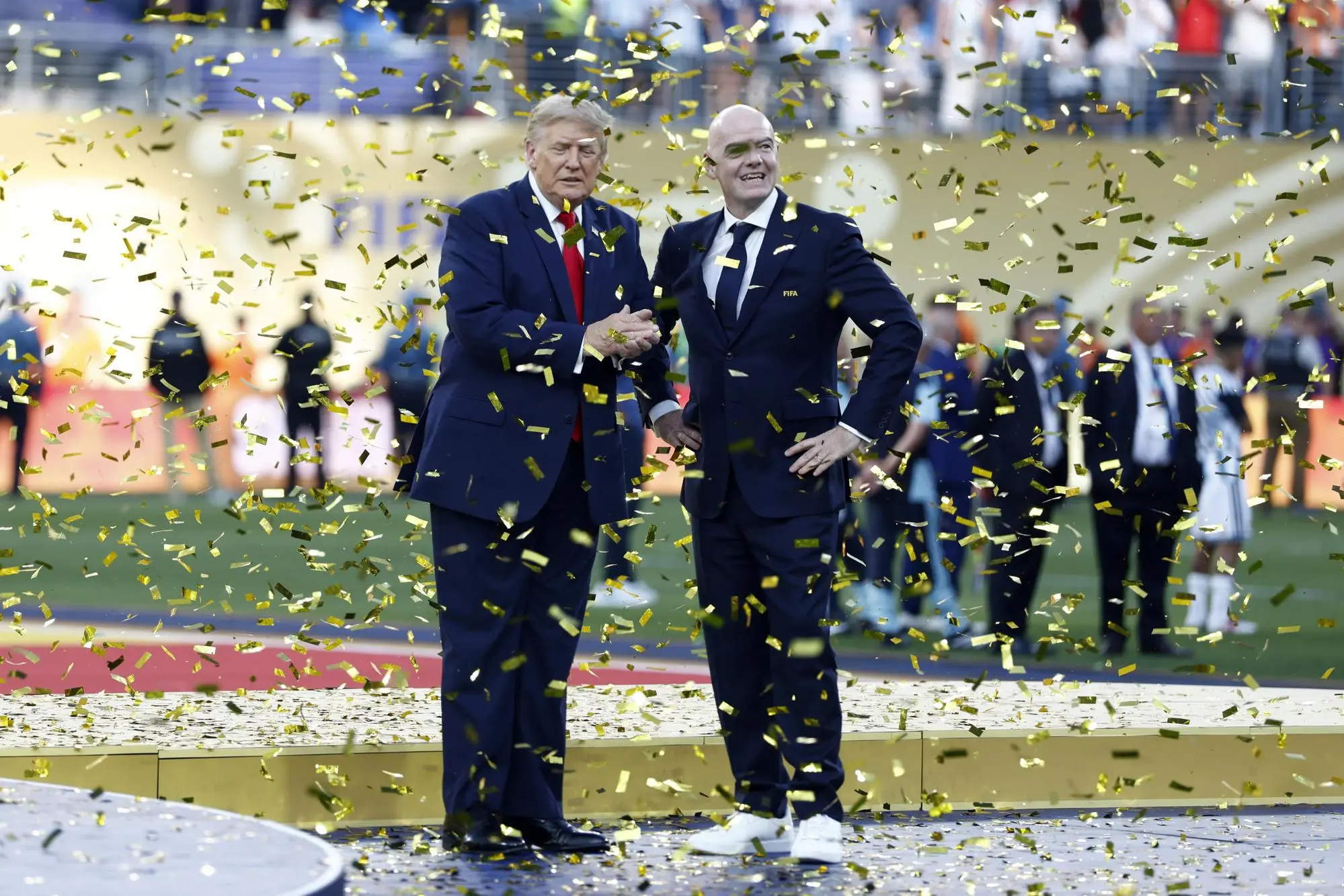 Trump: «Abbiamo colpito duramente l'Iran in onore dei nostri soldati caduti» Trump con il numero uno della Fifa Gianni Infantino (Ansa)