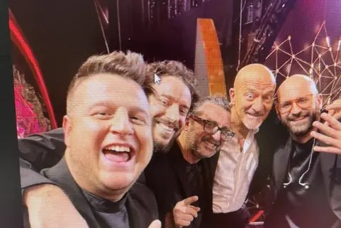 Forelock a sinistra con la band di Roy Paci e Claudio Bisio