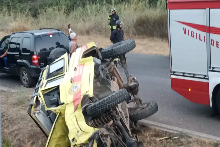 Incidente sulla circonvallazione di Oliena con il mezzo ribaltato (foto concessa)
