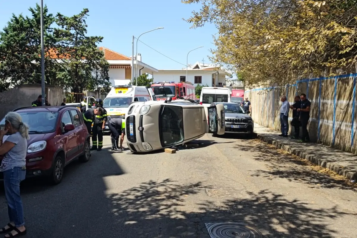 L'auto ribaltata a Nuoro (foto Ledda)