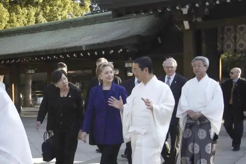 Hillary Rodham Clinton visita Meiji Shrine (foto: AP)