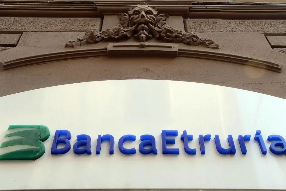 Uno sportello di Banca Etruria (foto Ansa)