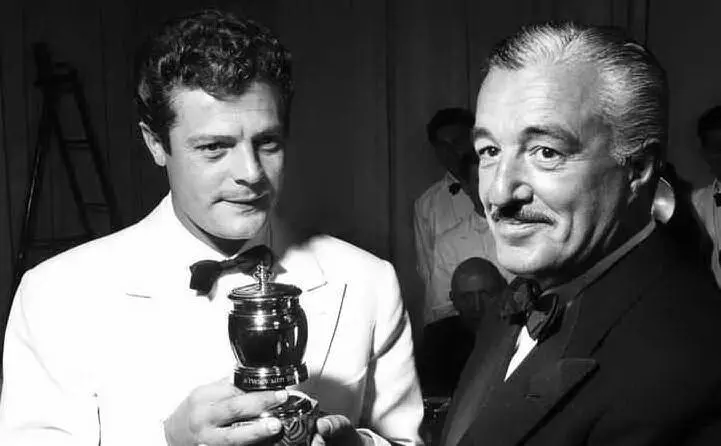 Con Marcello Mastroianni alla cerimonia per le Grolle d'Oro nel 1955 (Archivio L'Unione Sarda)