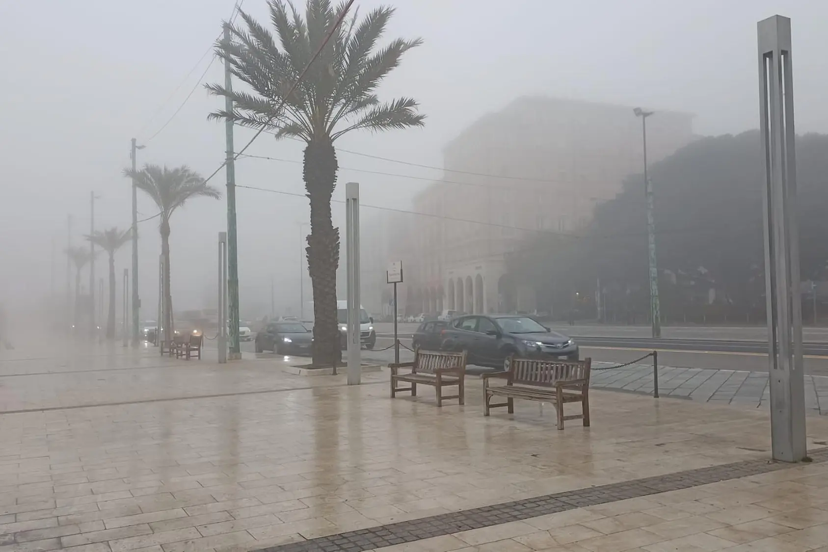 La nebbia è calata anche nel cuore del capoluogo sardo