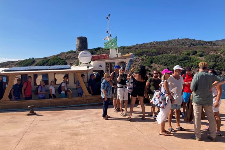 Turisti all'Asinara (foto L'Unione Sarda - Pala)