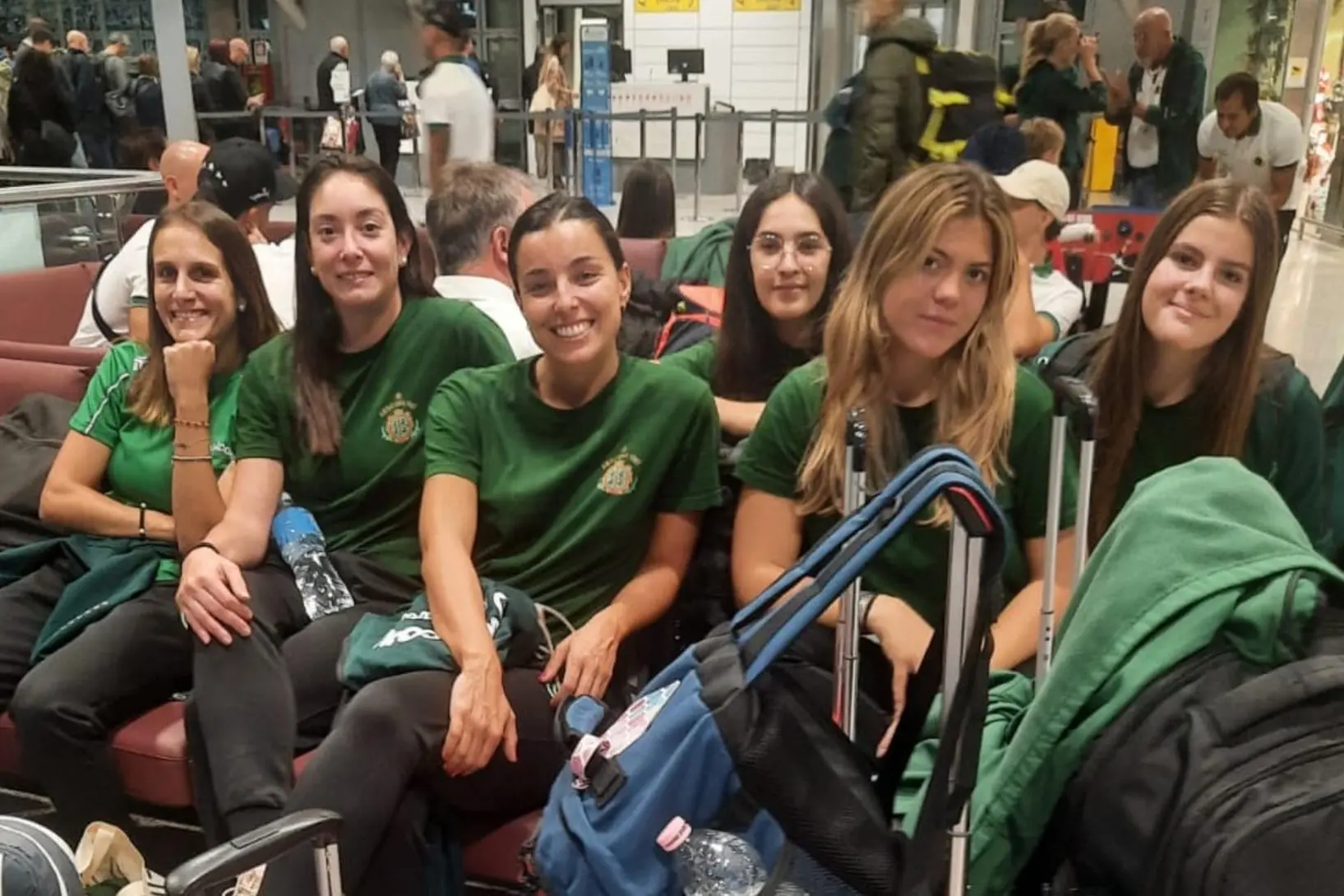 Alcune giocatrici dell'Amsicora in partenza per le finali della Coppa Italia a Brà (Foto Giuseppe Meloni)