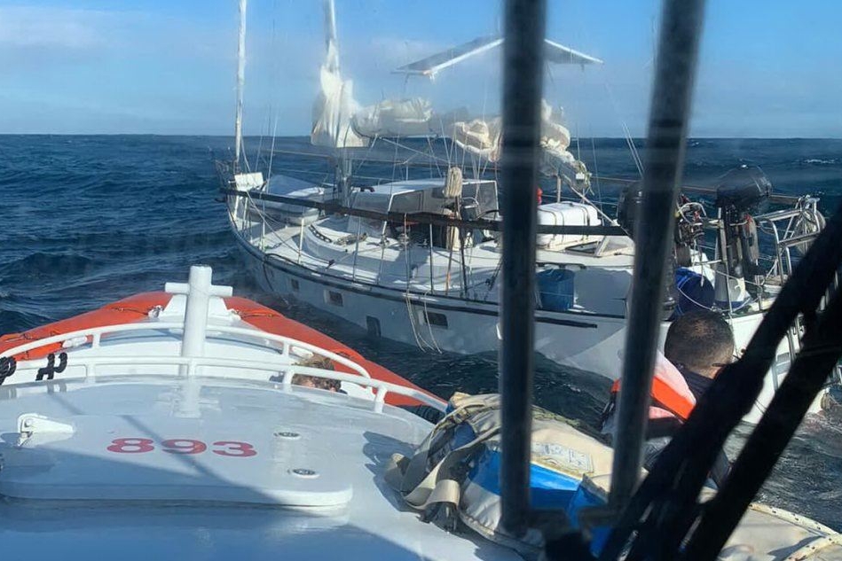 &quot;Imbarchiamo acqua&quot;: quattro persone salvate a ovest del golfo di Oristano