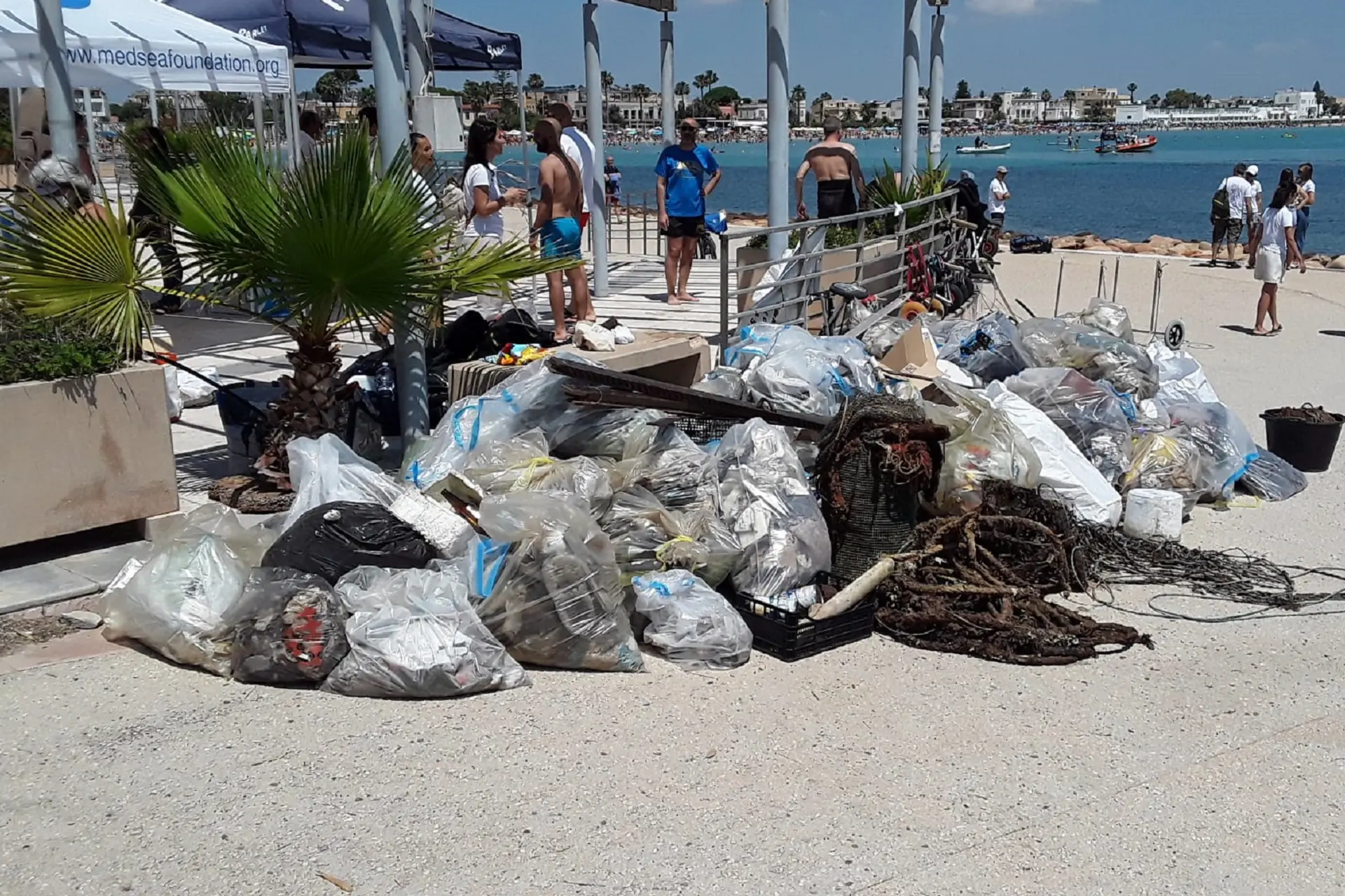 I rifiuti raccolti sulla spiaggia del Poetto (foto concessa)