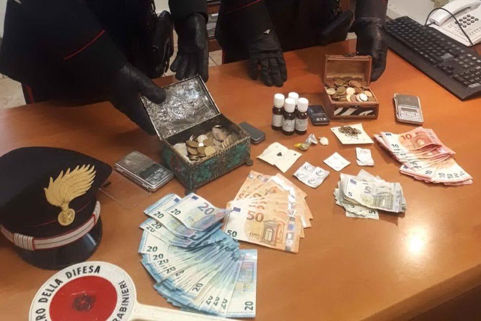 Metadone, droga e soldi sequestrati (Foto Carabinieri)