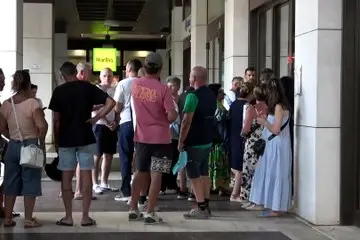 Tifosi in fila sotto il sole per gli abbonamenti: la passione per il Cagliari non conosce ostacoli