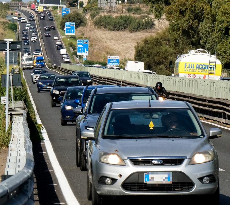 Doppio tamponamento sulla 131 dir, traffico paralizzato all’uscita da Cagliari