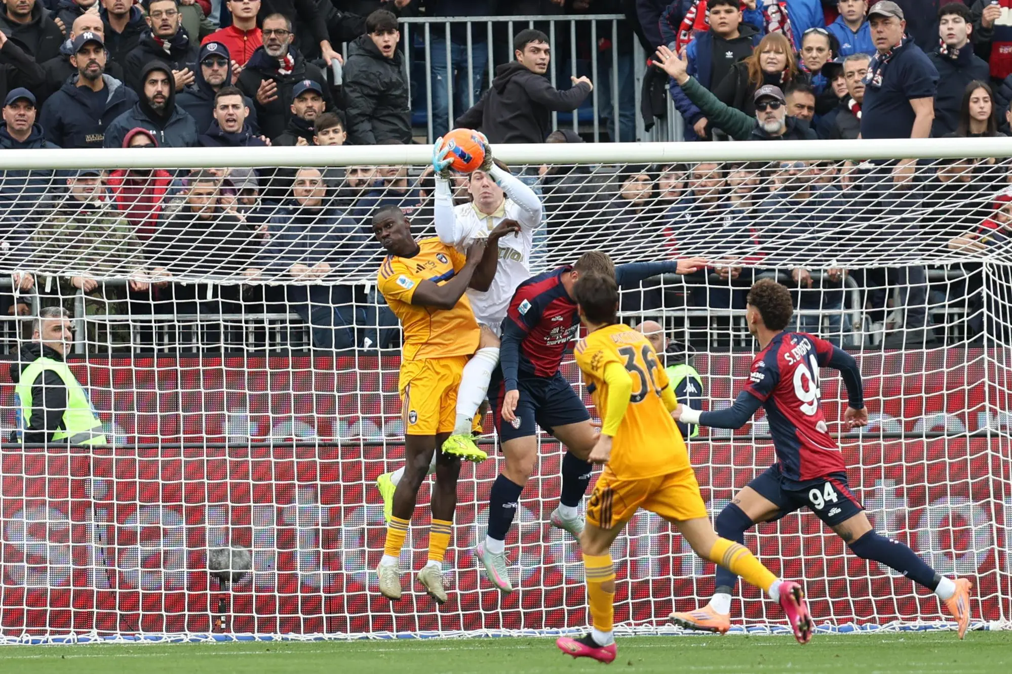 Semih Kılıçsoy anticipato da Adrian Šemper nel primo tempo di Cagliari-Pisa (foto Ansa)