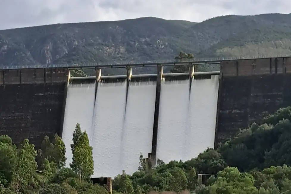 L'acqua che tracima dalla diga di Bau Pressiu (foto Murru)