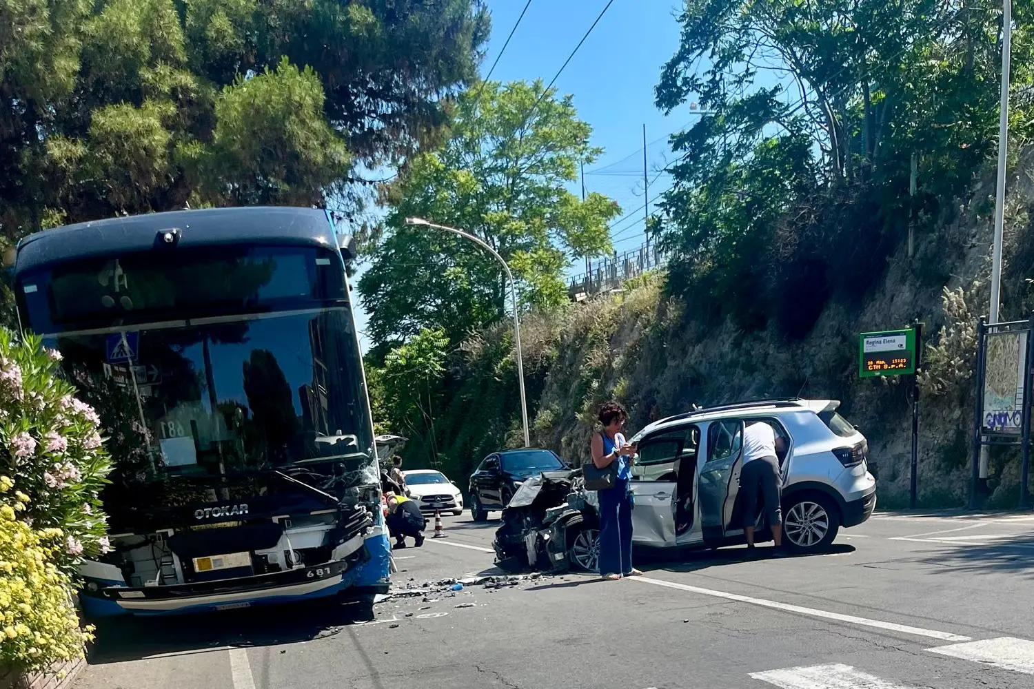 Bus e auto coinbvolti nell'incidente di viale Regina Elena
