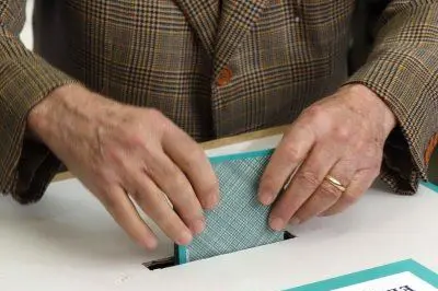 Una scheda in un'urna