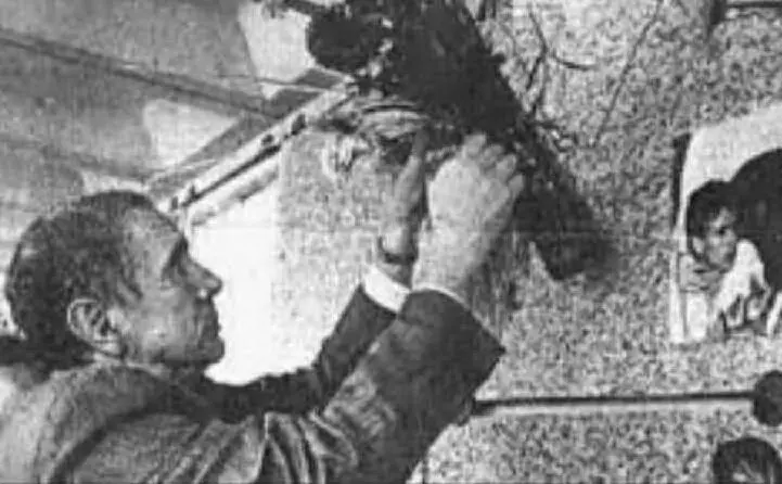Enzo Tortora rende omaggio alla tomba del giovane (archivio L'Unione Sarda)