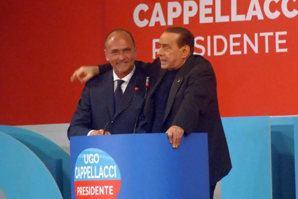 Silvio Berlusconi e Ugo Cappellacci in una foto del 2014 (Ansa)