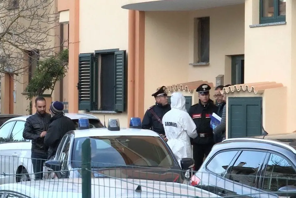 I carabinieri in via Napoli a Nuoro (foto L'Unione Sarda)