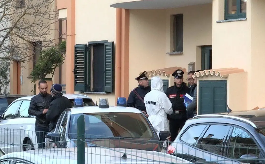 I carabinieri in via Napoli a Nuoro (foto L'Unione Sarda)