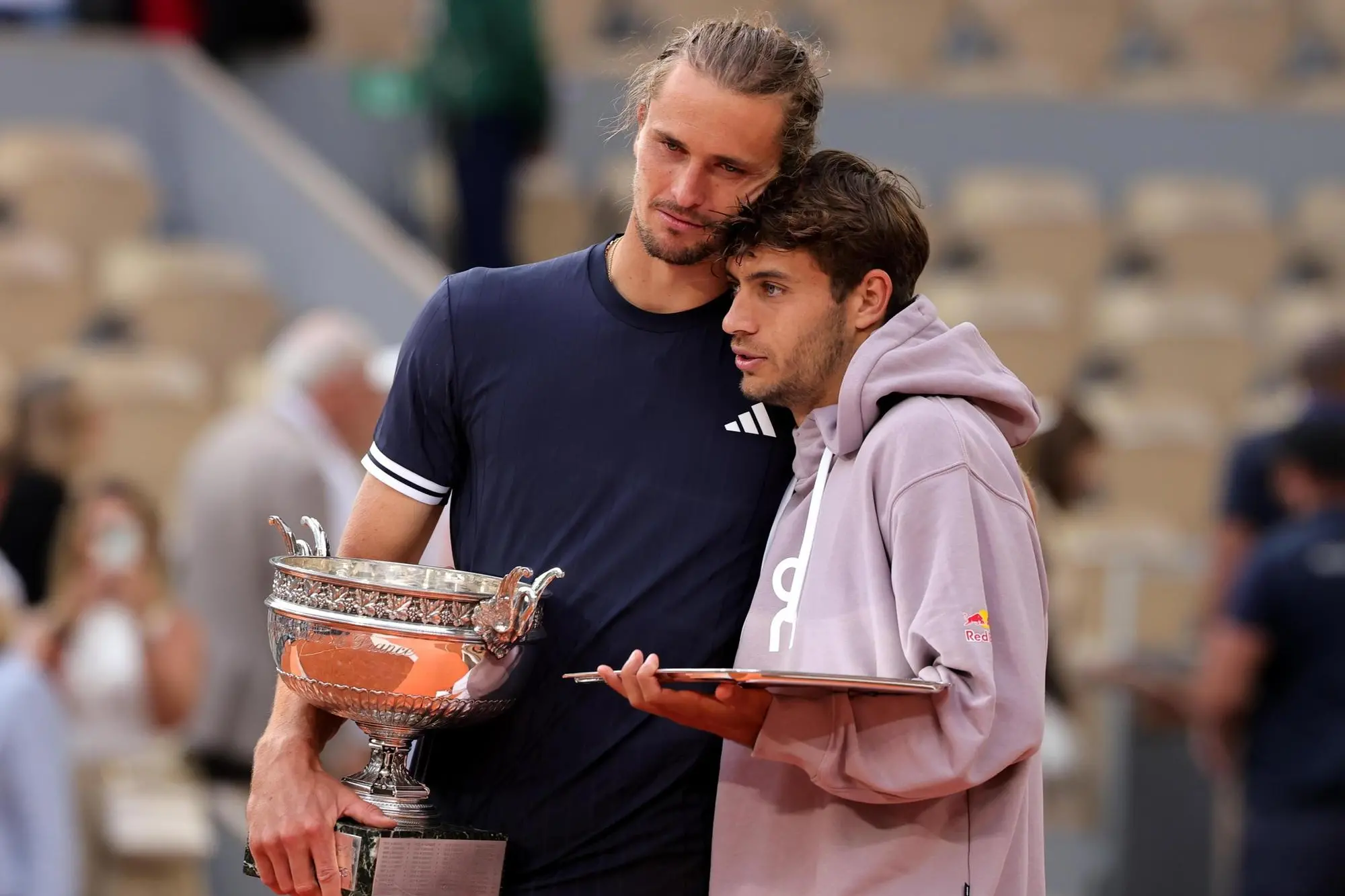 Flavio Cobolli da applausi ma a Parigi vince il tedesco Zverev Zverev consola l'amico Cobolli dopo la premiazione a Parigi