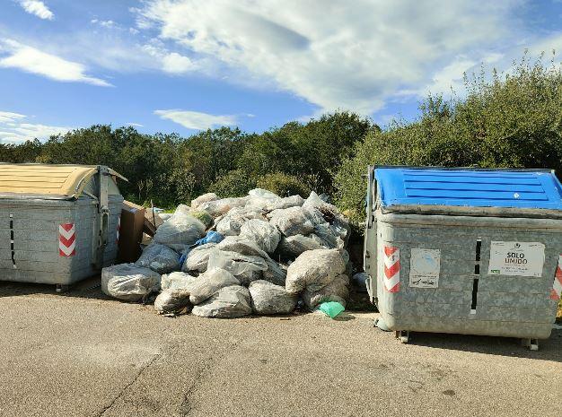 Arzachena, allarme rifiuti: «Gli incivili tornano in azione subito dopo le bonifiche»