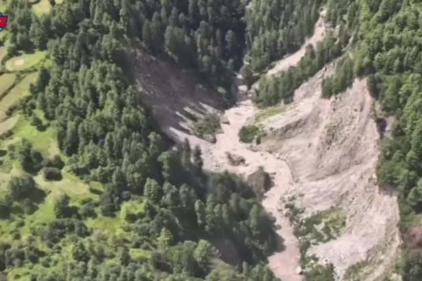Cina, colate di fango sul confine dopo le alluvioni in Nepal