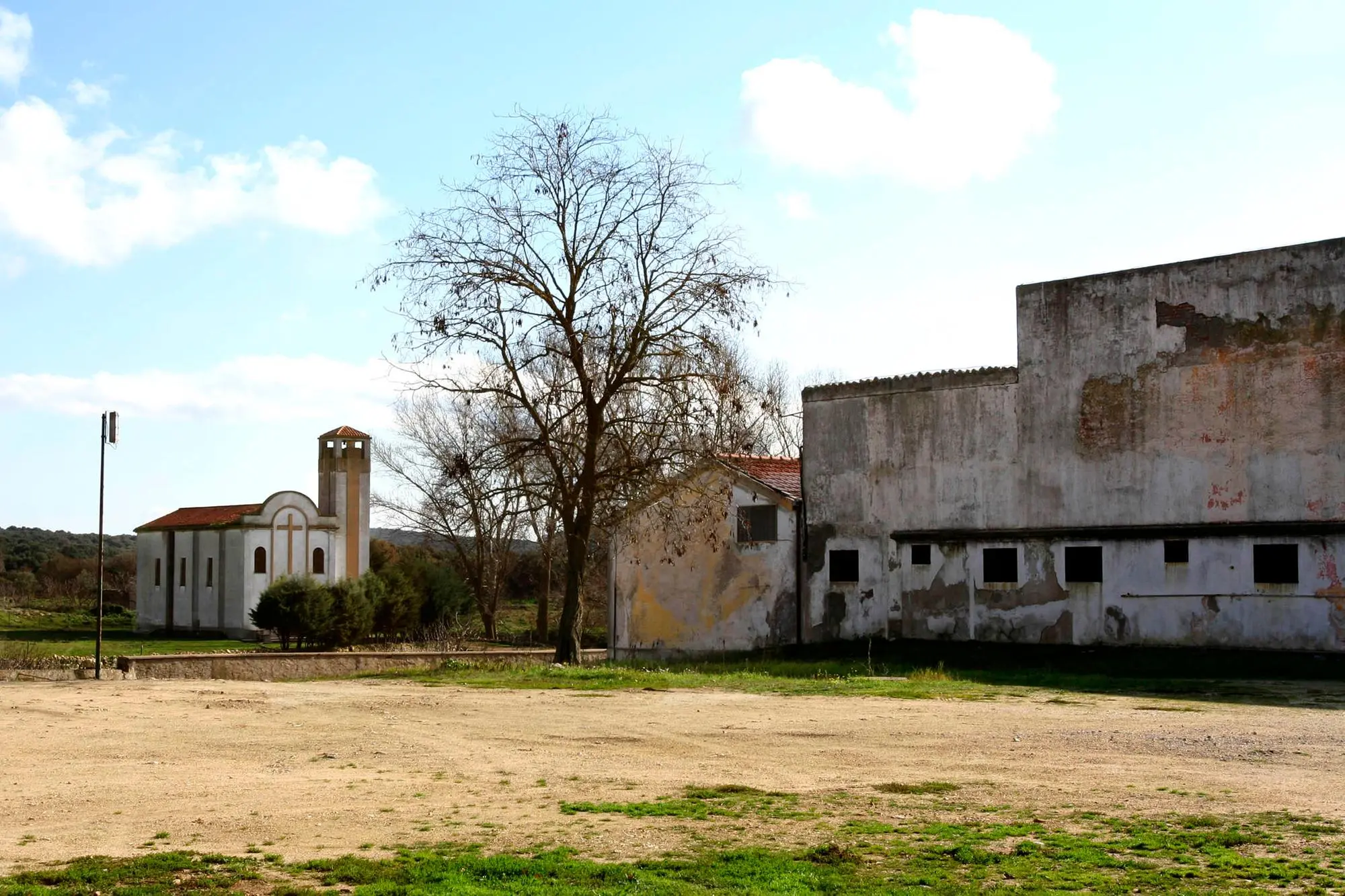 La chiesa e gli edifici della colonia penale di Isili (Archivio)