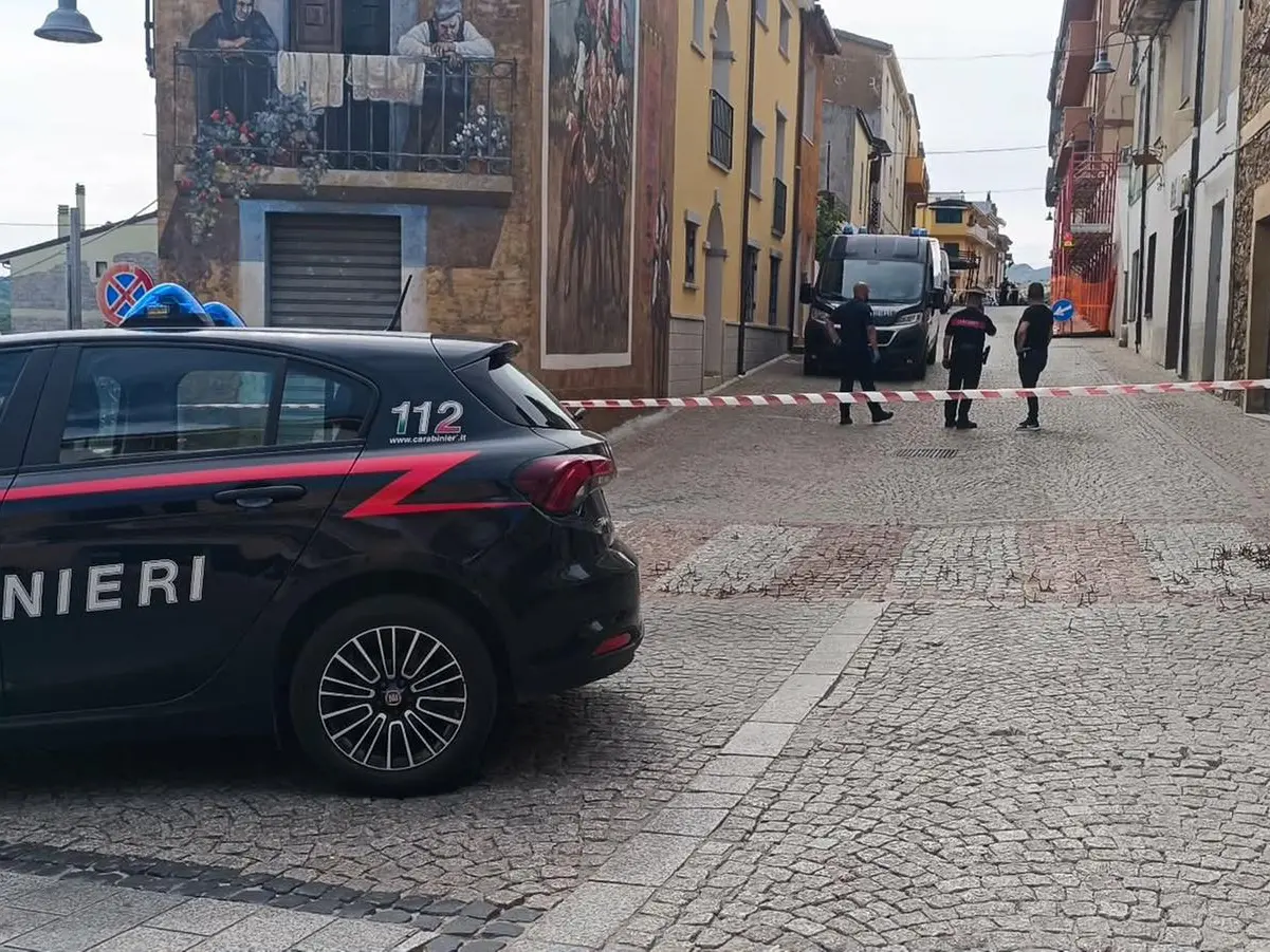 I carabinieri sul luogo del tentato assalto (Foto: Ledda)