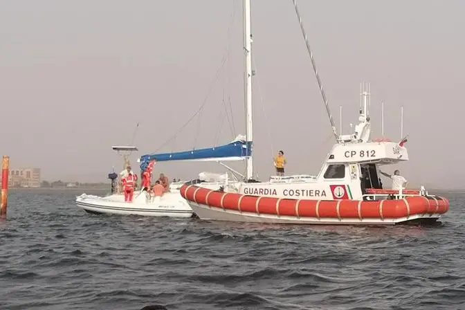 La Motovedetta dell Guardia Costiera durante i soccorsi (foto Fabio Murru)
