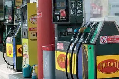 UN DISTRIBUTORE DI BENZINA
