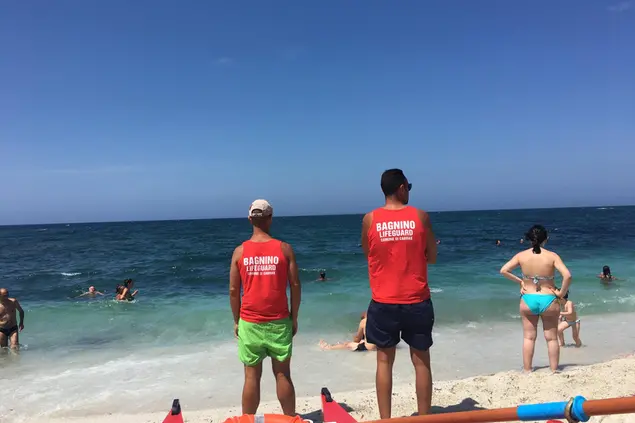 I bagnini nella costa del Sinis alcuni anni fa (foto Sara Pinna)