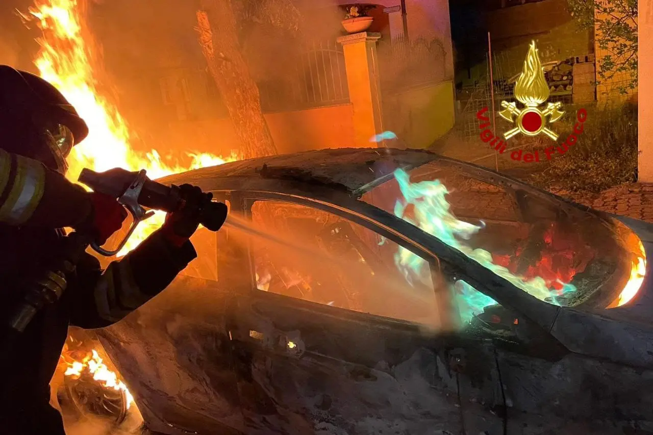 Attentato incendiario a Siniscola (foto vigili del fuoco)