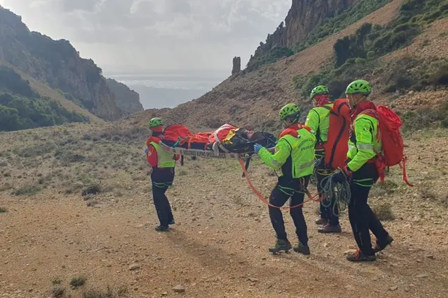 Il trasporto dell'infortunato (foto Corpo nazionale soccorso alpino e speleologico)