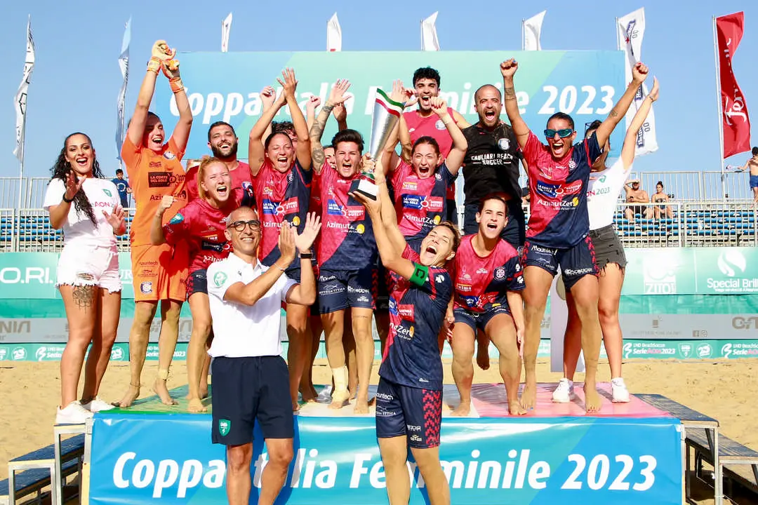 La formazione femminile del Cagliari Beach Soccer festeggia la vittoria della Coppa Italia nella scorsa stagione (foto LND)