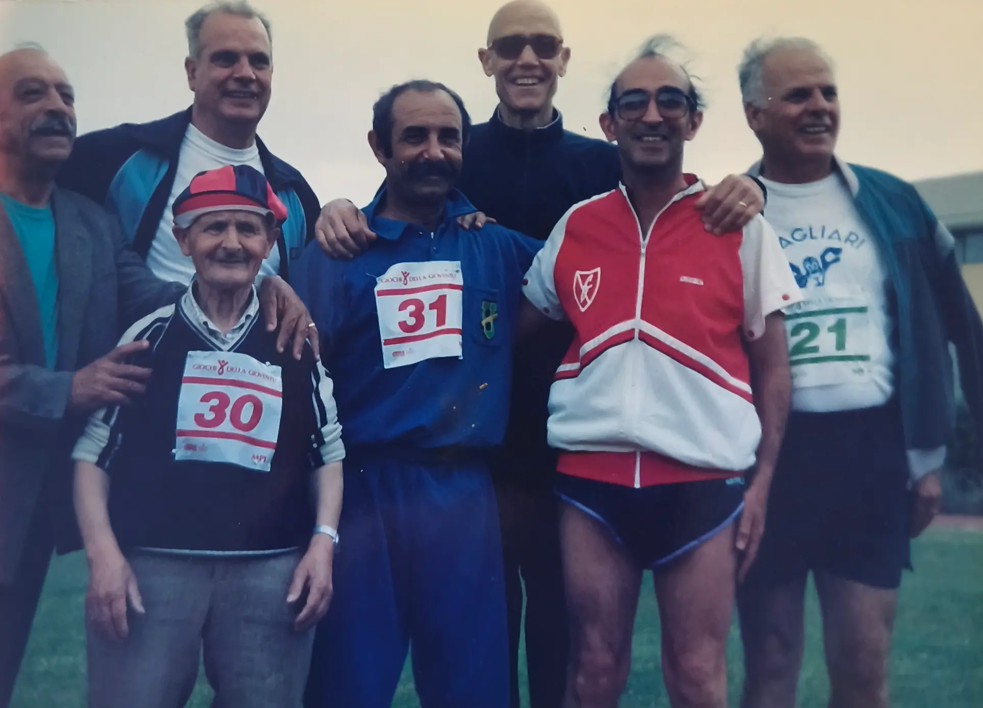 Carlo Porcu, il secondo da destra, insieme a Benito Urgu in una foto scattata durante la sua prima gara nel 1991