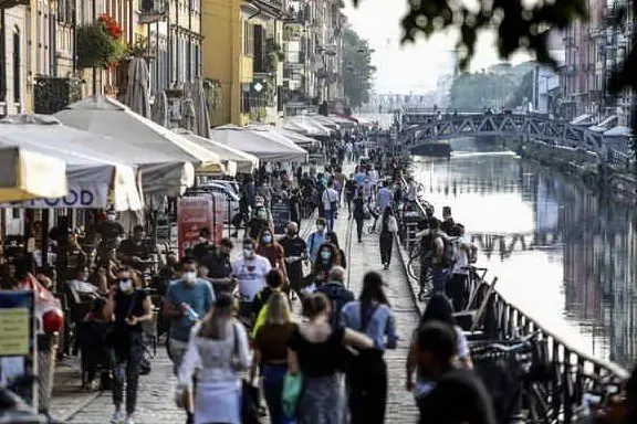Movida sui Navigli a Milano (Ansa)