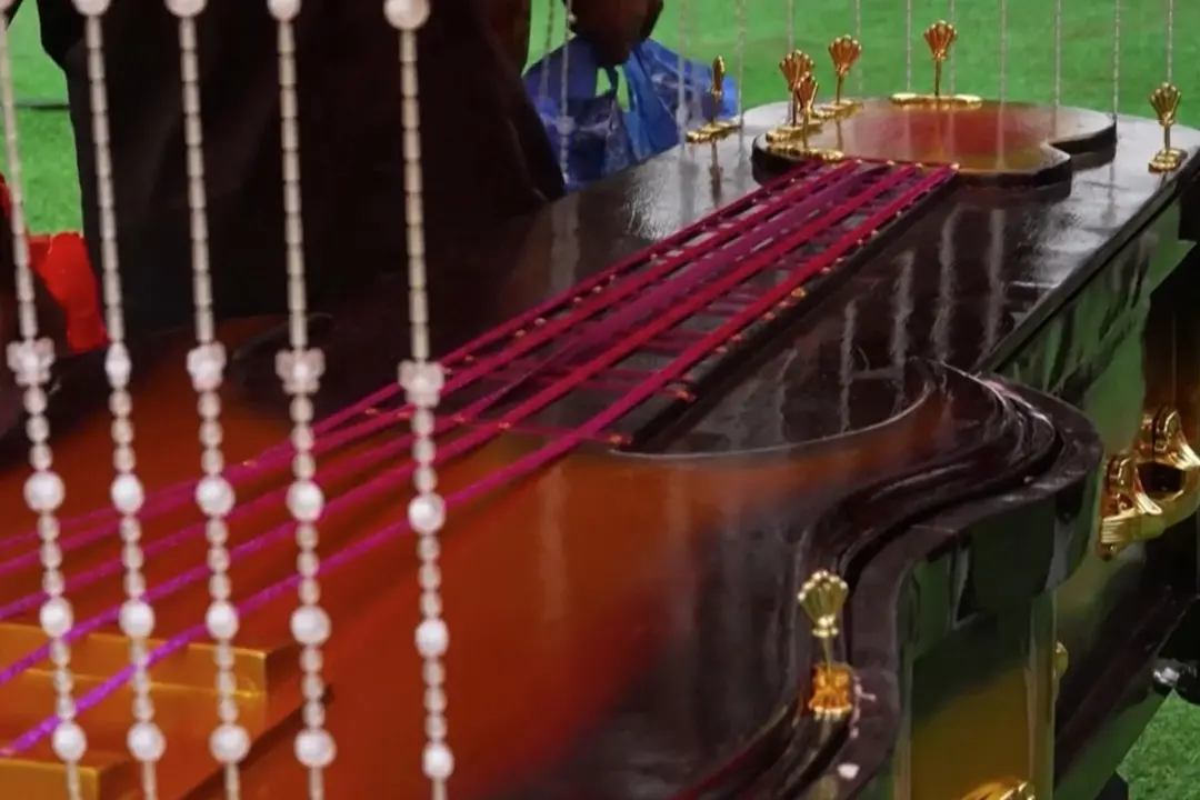 Ghana, bare opere d'arte per ricordare passioni o mestieri dei defunti