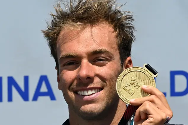 epa10041067 Gold medalist Gregorio Paltrinieri of Italy poses for photographs during the medal ceremony for the men's open water 10km swimming race of 19th FINA World Championships in Lake Lupa in Budakalasz, Hungary, 29 June 2022. EPA/Zsolt Szigetvary HUNGARY OUT