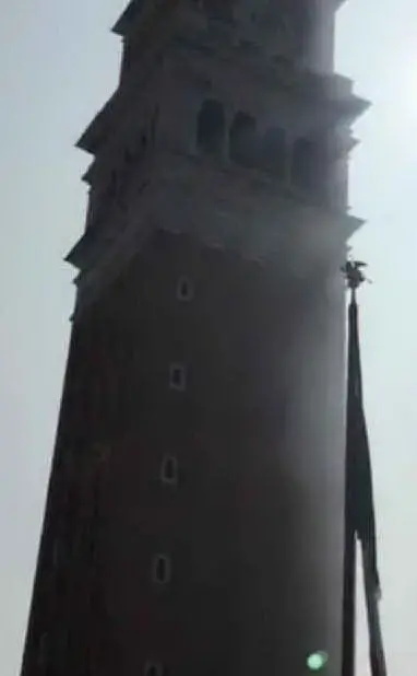 Il Campanile avvolto dal fumo