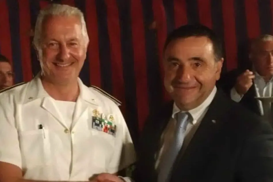 Il presidente del Contas Battista Cualbu e il contrammiraglio Enrico Pacioni (foto Ufficio stampa)